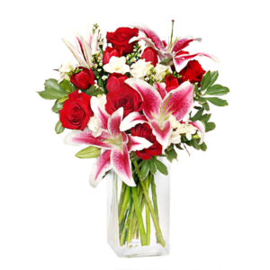 florero con rosas rojas y lilum